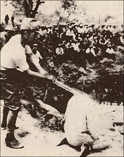 만인 앞에서 목이 잘려나가는 중국군 포로. 일본군은 중국군 포로나 젊은 남자를 인간이 아닌 가축 정도로 생각하여 살해했다.