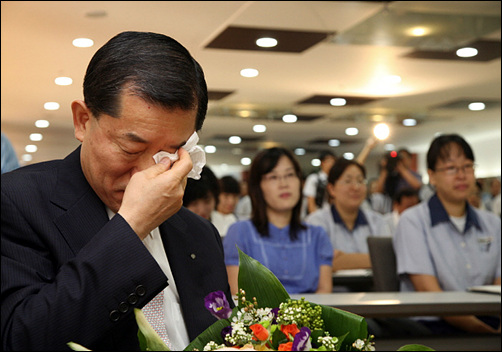 지난 8월 유한킴벌리 대표이사 퇴임식에서 눈물을 보인 문국현 후보