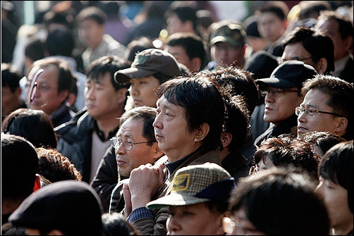 문국현 후보의 연설에 경청하고 있는 유권자와 지지자들
