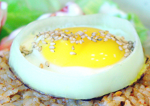 양파를 동그란 링 모양으로 도톰하게 썰어 그 안에 달걀을 깨뜨려 넣은 후 익히면 양파링 달걀 후라이를 쉽게 만들 수 있어요.