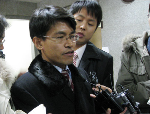 김경준씨의 변호를 맡고 있는 홍선식 변호사는 지난해 12월 16일 마포경찰서를 찾아 김경준과 에리카 김의 전화 통화가 담긴 파일을 공개했다. 