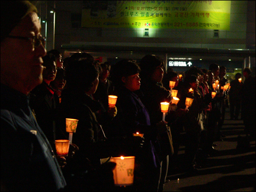 17일 밤 대전역광장에서 열린 '부패정치청산 정치검찰규탄 촛불문화제' 장면.
