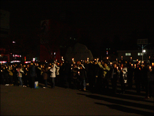 대전역 광장에서 열린 '부패정치청산 정치검찰규탄 촛불문화제'에는 300여명의 시민들이 참석했다.

