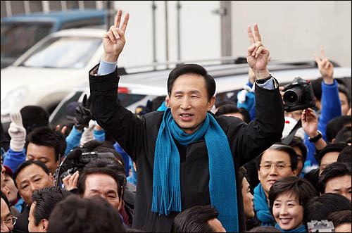 17대 대통령 선거를 하루 앞두고 이명박 한나라당 후보가 18일 오후 서울 신촌 거리유세에서 유권자들의 지지를 호소하고 있다. 