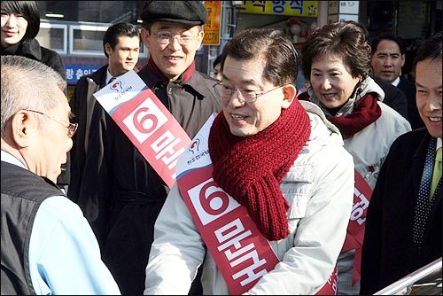 대선을 하루 앞둔 18일 창조한국당 문국현 후보가  부산역광장에서 거리유세를 갖고 지지를 호소하고 있다.
