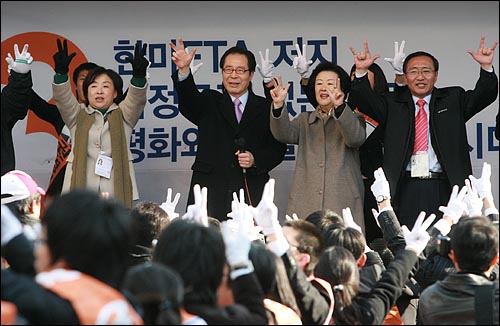 권영길 민주노동당 대선후보와 부인 강지연씨, 심상정 의원, 노회찬 의원이 18일 오후 서울 신촌 현대백화점앞에서 시민들에게 지지를 호소하고 있다.