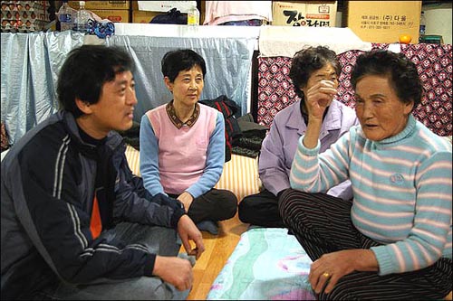  아들 삼철씨에게 길 잃게 된 배경을 설명하고 있는 할머니. 