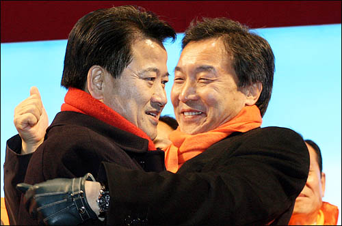 지난 대선 선거유세 마지막날인 12월 18일 밤 당시 정동영 대통합민주신당 대선후보가 서울 명동에서 유세를 마친 뒤 손학규 공동선대위원장과 포옹하고 있는 모습.