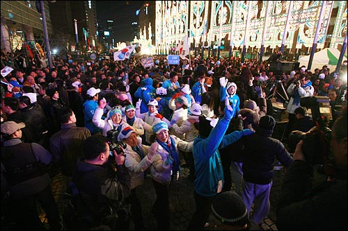18일 저녁 이명박 한나라당 대선후보의 마지막 유세가 열린 서울 청계광장에서 이 후보 지지자들이 기차놀이를 하고 있다.