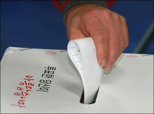 지난해 12월 치러진 제17대 대통령 선거 투표에서 한 유권자가 투표하고 있다.