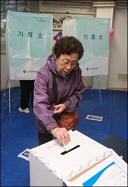 노년층의 투표율이 훨씬 높은데도 노인복지는 계속 제자리걸음이다. 사진은 지난 제17대 대통령 선거 투표 모습(이 사진은 기사 내용과 특정 관련이 없습니다.)