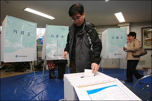 제17대 대통령 선거 투표가 치러진 2007년 12월 19일 오전 서울 성북구 월곡4동 제2투표소에서 유권자들이 투표를 하고 있다.