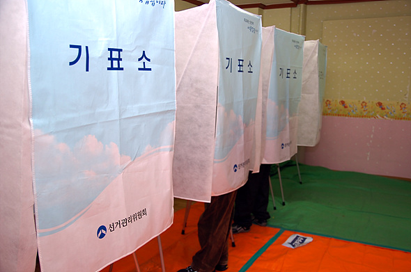 제17대 대통령선거 인천 주안7동 제 4투표소에서 주민들이 투표를 하고 있다.
