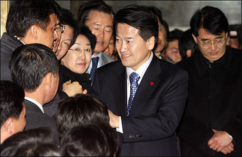 정동영 대통합민주신당 대선후보가 19일 밤 서울 영등포 당사에서 기자회견을 마친 뒤 당사를 떠나면서 의원 및 당직자들과 인사를 하고 있다. 