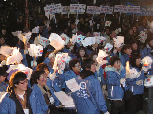 이명박 한나라당 대통령 후보 지지자들이 19일 저녁 서울 세종문화회관 앞에서 열린 '국민승리 페스티벌'에서 태극기를 흔들고 있다.
