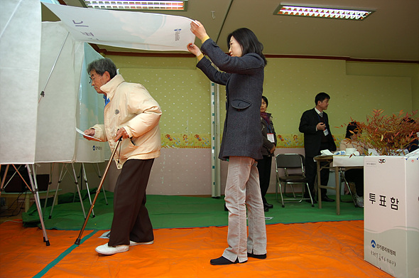 제17대 대통령 선거 투표소에서 몸이 불편한 주민이 기표소로 들어가고 있다.