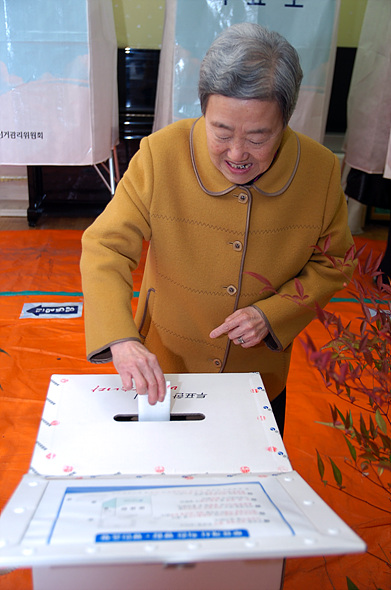 제17대 대통령 선거 투표소에서 주민들이 투표를 하고 있다.