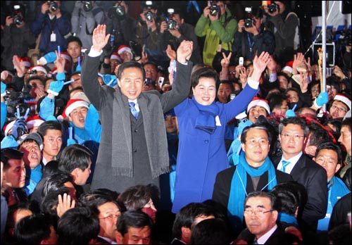 이명박 대통령 당선자가 부인 김윤옥씨와  함께 19일 밤 서울 여의도 한나라당 당사 앞에서 지지자들의 환호에 손을 들어 답례하고 있다.