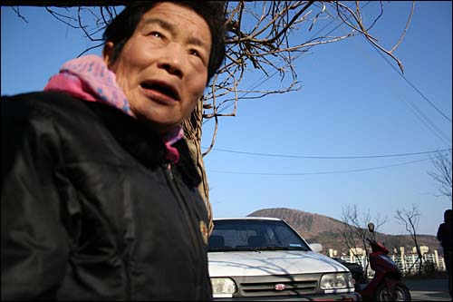 [대선 투표장 풍경4]  부부는 일심동체라, 지난밤 할아버지와 함께 만장일치로 후보를 결정하셨다는 할머니, 대선동향에 대해 잠시 말씀드렸더니 많은 호기심을 내보이신다. 
