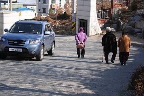 [대선 투표장 풍경10] 불편한 몸을 이끌고 이른 아침부터 투표장을 찾으신 할머니들  지팡이 하나에 간신히 몸을 의탁하지만, 소신껏 한 표 찍고 돌아가시는 뒷모습이 한결 가볍고 아름다워 보인다. 

