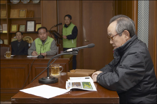 사고 현황을 보고 받는 감사원장 전윤철 감사원장이 태안기름유출 사고를 계기로 국가 위기 관리 메뉴얼에 집중 감사를 하겠다고 말했다.