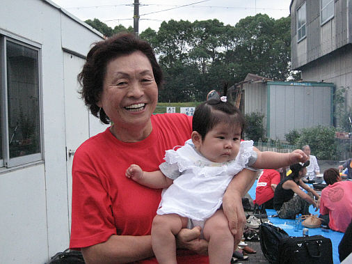 "이제 손녀도 떳떳하게 살게 됐어요" 한국에 자신의 모습을 알려달라며 촬영에 응한 것으로 알려진 우토로 할머니와 손녀.