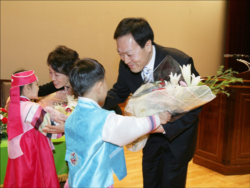  취임식에서 꽃다발을 받는 이필운 시장과 부인 조혜숙씨