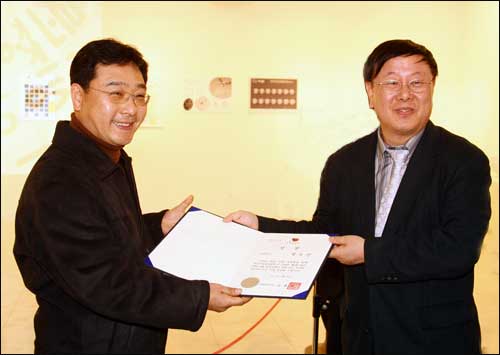 국립국어원 이상규 원장으로부터 세종대상을 받은 박주현씨(왼쪽)