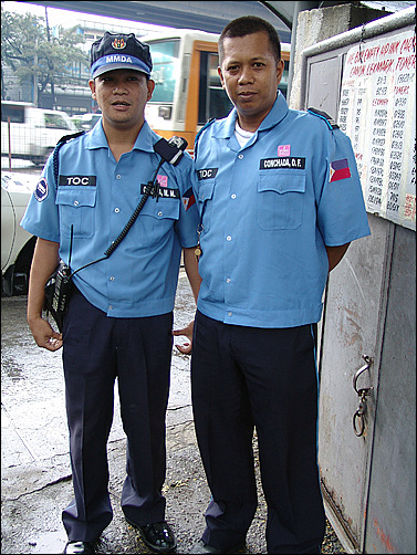 메트로마닐라에는 경찰뿐 아니라 대로변 교통만을 관리하는 이들이 또 있다. 우리는 그들을 악어라 부른다.(본 사진은 기사내용과 관계없음)