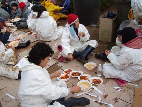 점심을 먹고 있는 자원봉사자들