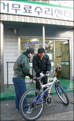 송파구에서는 자전거를 이용하는 시민들의 편의를 위해 자전거대여소와 수센터를 모두 4군데 운영하고 있다. 사진은 잠실역에 있는 자전거 무료수리센터. 한 시민이 자전거를 고치러와서 상담을 받고 있다.  