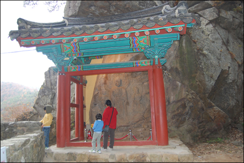 철거전의 서산마애삼존불 보호각 보호각이 설치된 후 오히려 습기가 차고 백화현상이 나타났다.