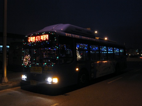 버스기사님들이 직접 꾸몄다는 트리장식 버스는 밤에 보면 정말 환상이다