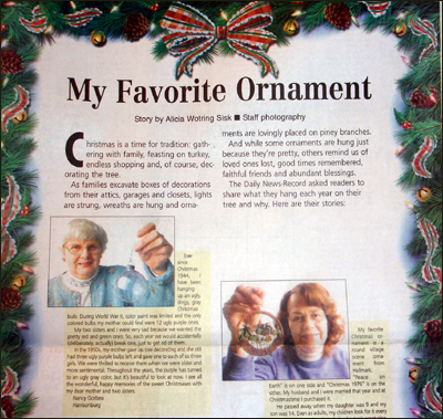 '데일리뉴스 레코드'에 실린 "당신이 좋아하는 크리스마스 트리 장식은?" 사진 오른쪽이 필리스 피들러. 