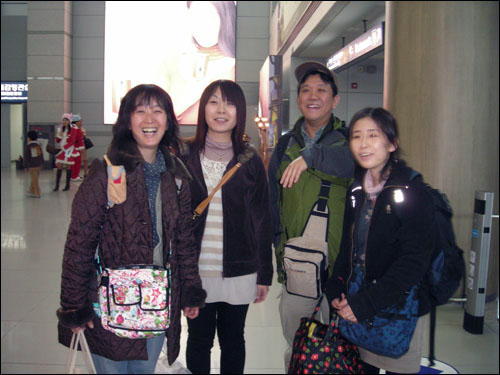 ,일본에서 방한한 일본인 박쥐전문가들이다. 가운데 남자는 '안도 요코'씨다 그는 일본에서 박쥐및 포유류 동물을 연구 하고 있는 회사의 대표 취체역이라는 명함을 내밀었다. 그의 왼쪽에 있는 여성분이 사또 아까요시 씨다 그는 츠쿠바 대학의 포스트 박사로서 박쥐연구가였다. 