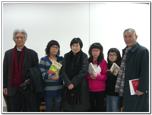 시인 정현종(맨 왼쪽)과 소설과 박완서(왼쪽에서 세번째)가 고등학생 독자들과 함께 기념촬영을 하고있다.