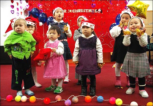 크리스마스 재롱잔치를 위해 무대에 선 '무지개 다문화 어린이마을' 아이들.