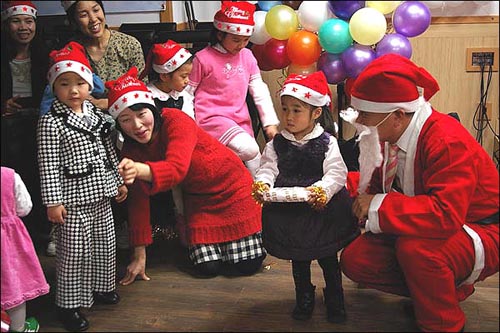 산타를 처음 본 아이들이 어쩔줄 몰라 하거나 심지어 무서워하는 경우도 있었습니다. 이를 본 다문화 엄마, 아빠들은 마냥 웃음을 짓습니다.