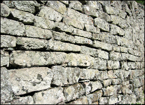 성벽은 정교하게 자른 화강암 블럭을 모르타르를 사용하지 않고 차곡차곡 쌓았다.