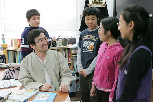 책을 이미 낸 두 어린이와 출판을 준비하고 있는 두 어린이들과 윤태호 교사. 왼쪽이 <웃음>의 저자 김호중. 