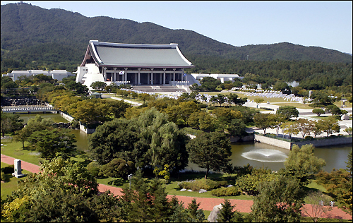 독립기념관은 1982년 일본의 교과서 왜곡에 대한 대응으로 1987년 개관하였다. 