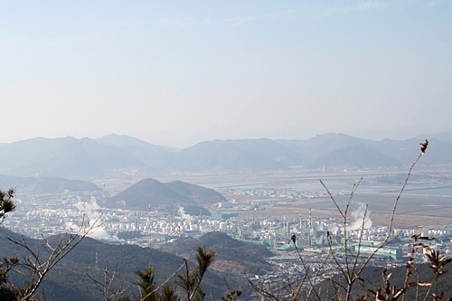 여수 석유화학공단 열심히 가동중이다.