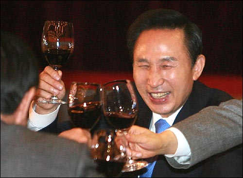 2007년 12월 27일. 이명박 대통령 당선자가 서울 여의도 63빌딩에서 열린 한나라당 의원·당협위원장 연석회의에서 참석자들과 건배를 하고 있다.
