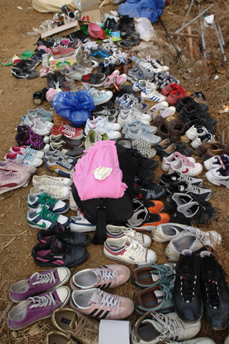 자원봉사자들이 벗어 놓은 신발이 널려 있는 모습