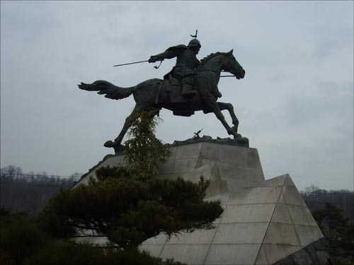 낙성대 입구에 있는 강감찬 장군의 동상. 
