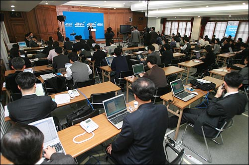  서울 삼청동 금융연수원에 마련된 대통령직인수위 브리핑룸에서 기자들을 대상으로 브리핑이 진행되고 있다.