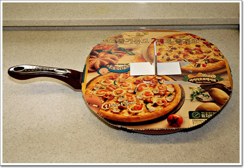 피자 배달 올때 담아온 포장지를 이용하여 만든 프라이펜 덮게.