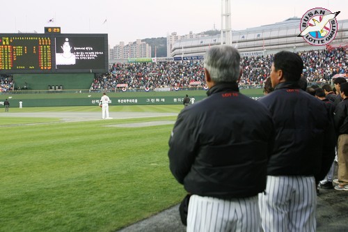 추모식 2007년 4월 10일, 사직 홈개막전을 앞두고 박동희 선수를 추모하고 있는 자이언츠 선수단과 부산 팬들