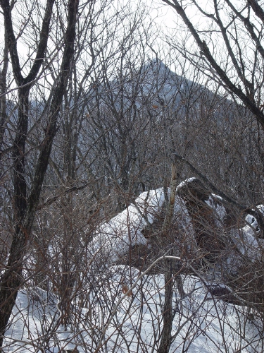  늦은맥이 고개로 내려가다 돌아본 상월봉