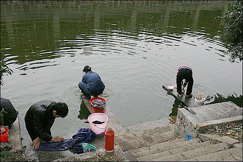 기계공장과 화공공장이 몰려있는 한 우시 산업단지의 하천에서는 주민들이 오염된 하천에서 음식 재료를 씻고 빨래를 한다. 주민들의 건강은 누구도 보장할 수 없는 상황이다. 